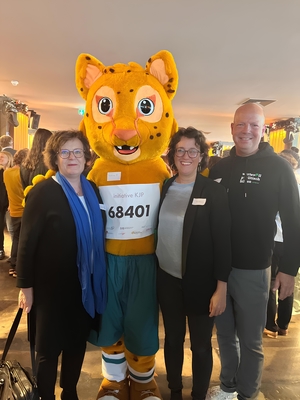 Das Maskottchen der Aktion #initiativeKJP (inkl. KJP-Haushaltsnummer) mit Akademiedirektor Gunter Geiger (rechts) und AKSB-Geschäftsführerin Andrea Rühmann (Mitte)